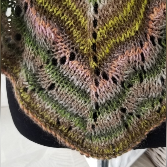 Hand knitted triangular wool blend shawl. - Picture 4 of 6